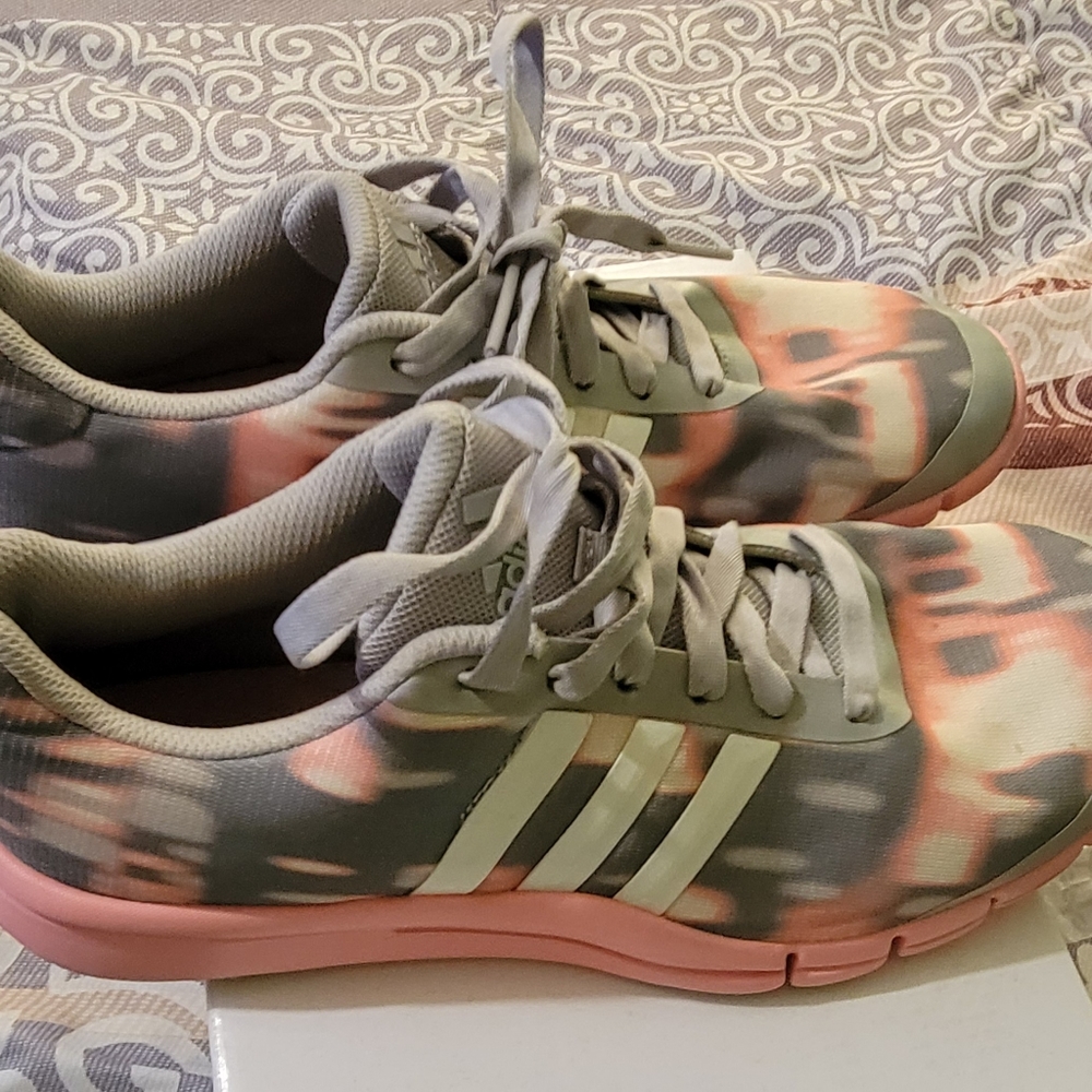 Womens Adidas shoes EUC